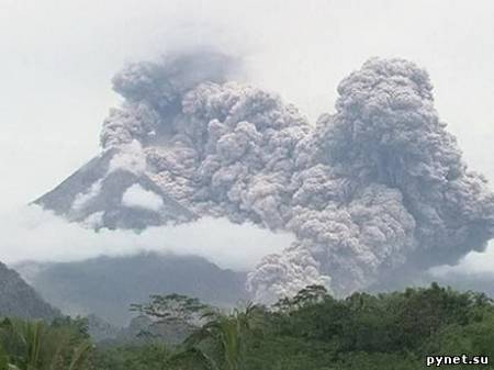Вулкан в Индонезии перепугал местное население. Изображение 1