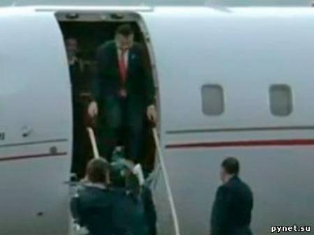 Саакашвили вновь попал в телесюжеты: теперь он ударился головой о самолет. Изображение 1