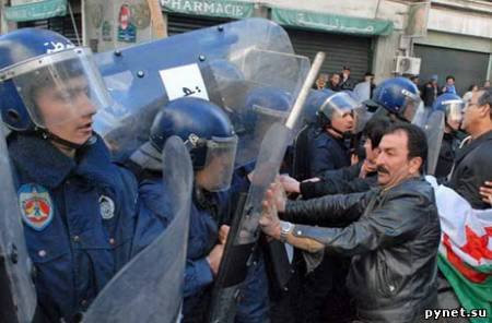 В Алжире полиция пытается разогнать демонстрантов. Изображение 1