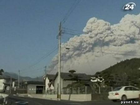 В Японии начал извергаться вулкан Sinmoe. Изображение 1