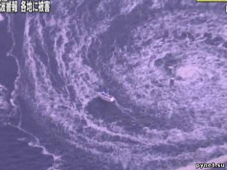 У побережья Японии судно затянуло в гигантский водоворот