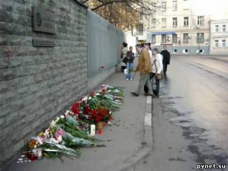 Люди несут цветы к посольству Белоруссии в Москве. Изображение 1