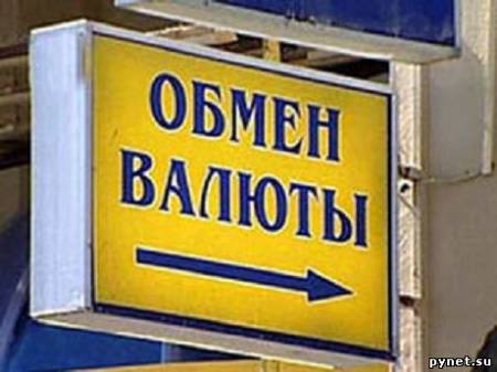 В Москве кассир нелегального обменника пять часов сжигала деньги, не пуская милиционеров