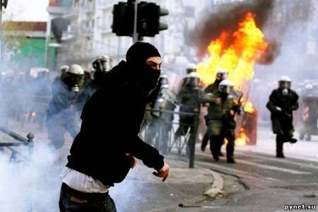В Афинах около 100 человек попали в больницу после массовых беспорядков. Изображение 1