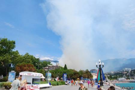 Крым: В пожаре над Ялтой, задействовано почти 300 человек
