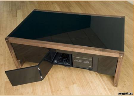 Кофейный столик с компьютером и набором игр. Изображение 3